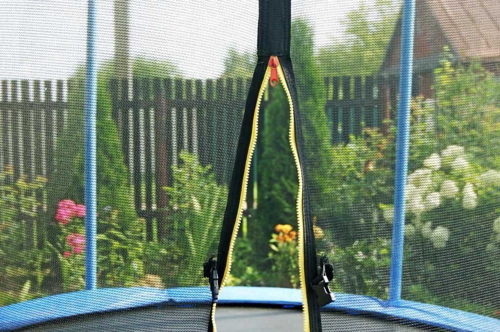 Half-zipped trampoline safety net