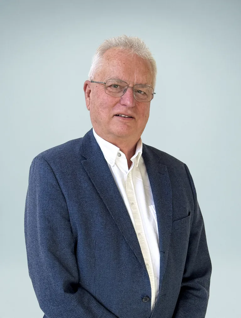 Portrait of Dr Peter Viiret